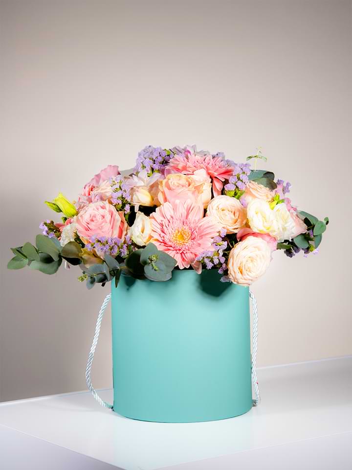 Flower box verde acqua di fiori rosa